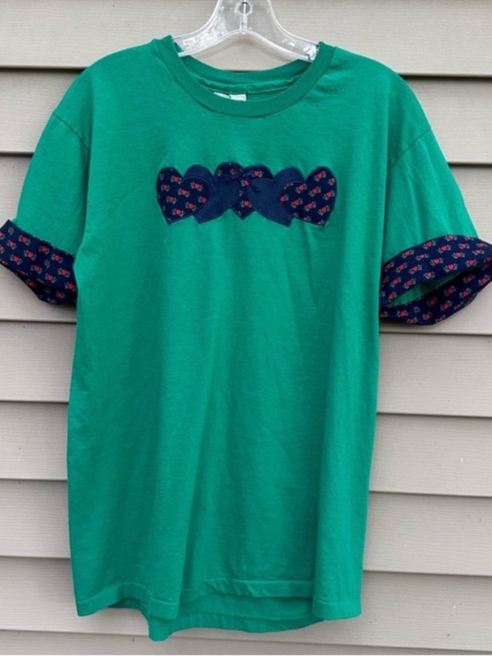 Vintage hearts appliqué tshirt women’s 80s large green USA made